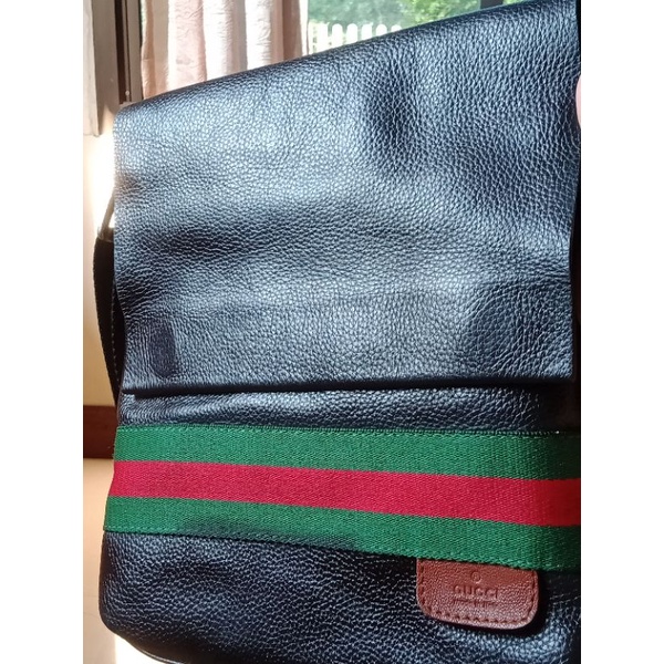 กระเป๋าสะพายข้างผู้ชายหนังแท้ 💯% แบรนด์เนม Gucci ไซส์ 9 นิ้ว สูง 11 นิ้ว สภาพสวยมาก อะไหล่เงินป้ายแบ