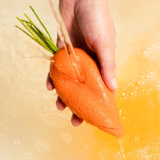 (ของใหม่) Lush Kim The Carrot Bubble Bar 120g