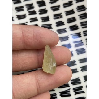 (B) พลอยดิบแท้ เยลโล่ อพาไทร์(Yellow Apatite)พลอยธรรมชาติ 100% น้ำหนัก 10.50 กะรัต / ซื้อ 10 ฟรี 1 ทันที !!