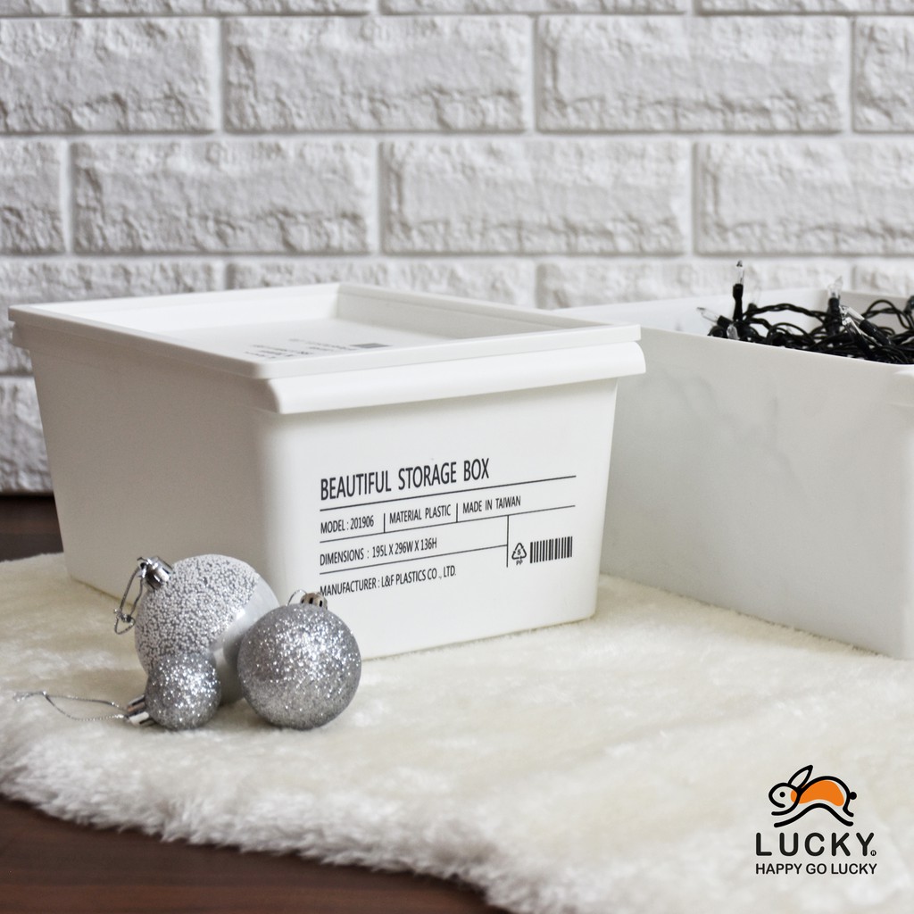 LUCKY HOME กล่องพลาสติกสีขาวมีฝาปิดลาย SPP00001 Beautiful Storage ขนาด(วัดด้านยาวสุด): 19.5 x 29.6 x 13.6 cm (5.5 L)