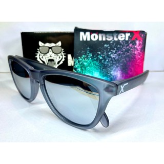 แว่นกันแดด MonsterX กรอบสีดำขุ่น โลโก้ขาว เลนส์สีปรอทเงิน X1