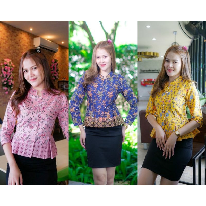 เสื้อปาเต๊ะทำงานเนื้อผ้าcotton พิมพ์ลายพัด แบบน่ารักมากๆจีบทวิสรอบเอว กระดุมหน้าทรงคอจีนแต่งลายในคอล