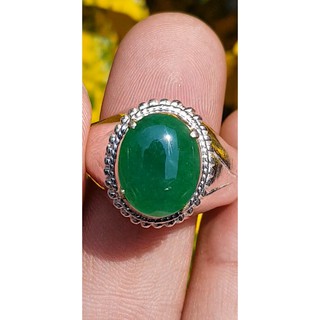 แหวนหยก 翡翠戒指 (Jadeite ring) 2.63 กะรัต (Cts.) ดิบ ไม่ผ่านการปรับปรุง (Type A) พม่า (Myanmar)