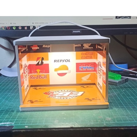 DIORAMA GARAGE/PADDOCK Diecast 1/18 Repsol Honda M Marquez 93