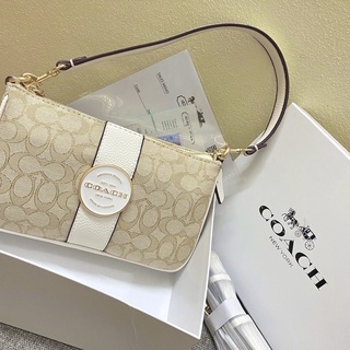 กระเป๋าสะพายข้างผู้หญิง งาน coach ตัวใหม่ล่าสุด สีขาว มีสายยาวให้ งานพร้อมกล่อง อุปกรณ์ครบ พร้อมส่งไม่ต้องรอพรี