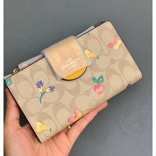 C O A C H TECH WALLET IN SIGNATURE WITH DREAMY VEGGIE PRINT ((C8751)) Code:B12D070665 แบรนด์แท้ 100% งาน Outlet