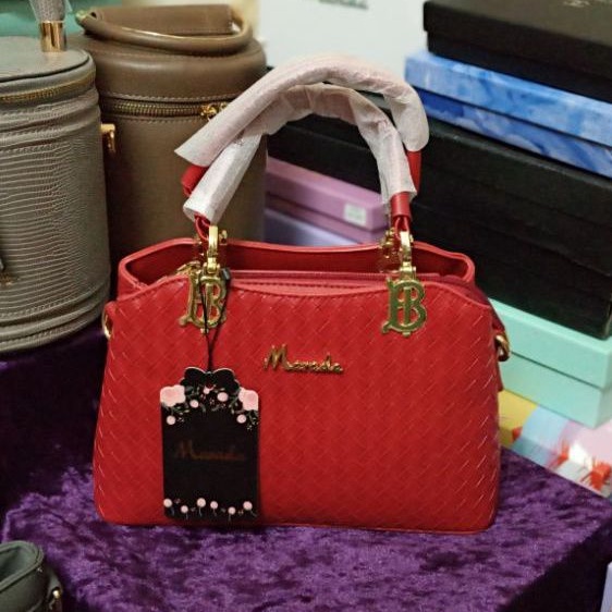 กระเป๋าถือสีแดงสด Marada