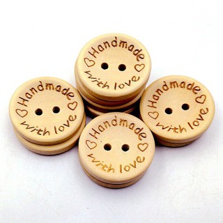 กระดุมไม้กลม แกะลาย Handmade มี 3 ขนาด รวม 8 เม็ด ราคาแพ็คละ