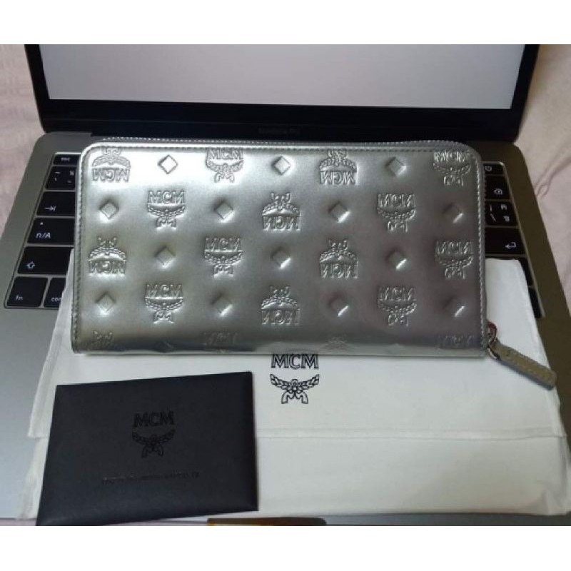 MCM Large Patricia Patent Zip Wallet Silverสภาพ 99%