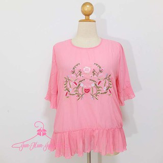เสื้อคนอ้วนผ้าชีฟองสีโอรสปักลายดอกไม้ที่หน้าอกแต่งระบายอัดพลีทที่แขนและชายเสื้อ มีซับใน สวยหวานน่ารักมากๆค่ะ อก46-48นิ้ว