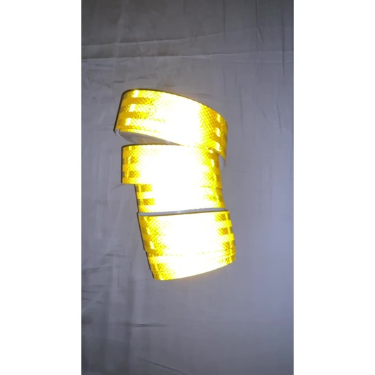 เทปสะท้อนแสงติดรถบรรทุก 1-5 เมตร ความยาว 45 เมตร x กว้าง 5 ซม. ใช้ตรวจขนส่งผ่าน 100% ติดแน่น ทนทาน การสะท้อนแสงดีเยี่ยม - รูปที่ 3