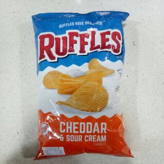 Ruffles Cheddar &amp; Sour Cream Chips มันฝรังแผ่น ทอดกรอบ รัฟเฟิล 184.2g.