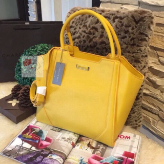 NEW! CHARLES & KEITH LARGE TRAPEZE HANDBAG กระเป๋าถือหรือสะพายใบใหญ่รุ่นใหม่ล่าสุด