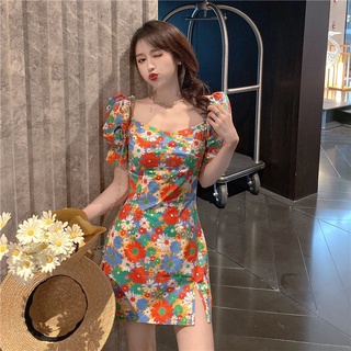 FOya ⚡พร้อมส่ง⚡ชุดเดรสทรงเอ ลายดอกเดซี่ คอกว้างคอวี แขนพอง แขนสั้น ผ่าข้าง เหนือเข่า ผ้าลื่น สไตล์เกาหลี
