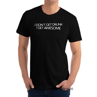 เสื้อยืดผ้าฝ้ายพิมพ์ลายขายดี เสื้อยืดคอกลม แขนสั้น พิมพ์ลาย I Dont Get Drunk I Get Awesome สไตล์คลาสสิก สําหรับผู้ชาย