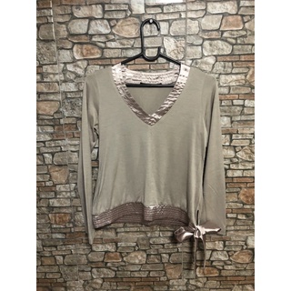 LAPIS LUCE per beams เสื้อแขนยาวคอวีผูกเอว สีเทาเขียวขี้ม้าอ่อน อก 34-38 นิ้ว ยาว 21 นิ้ว แขนยาว 22.5 นิ้ว