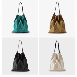 Issey Miyake กระเป๋าสะพายไหล่ผ้าแคนวาสจีบน้ำหนักเบาสีทึบ Tote กระเป๋าถือกระเป๋าสะพายไหล่สบาย ๆ