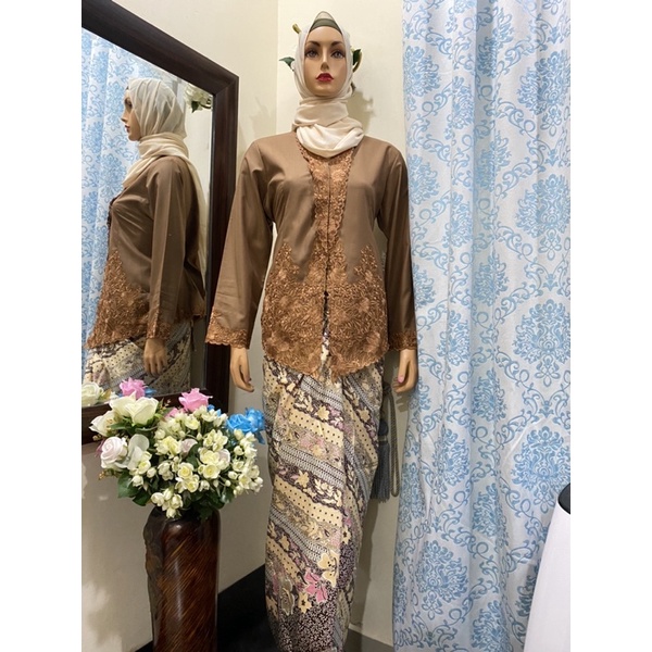 Kebaya nyonya EMBROIDERY set pario