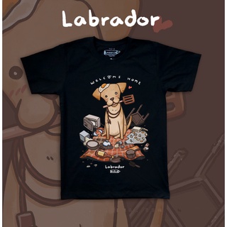 เสื้อยืดผ้าฝ้ายพิมพ์ลายขายดีLabrador Retriever " welcome home " Dog on Black T-shirt เสื้อยืด สีดำ พรีเมียม ลายน้องหมาลา