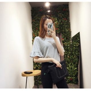 เสื้อยืดคอกลมแขนระบายสีเทา
