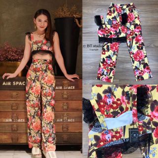 ชุดเซทเสื้อครอปแต่งขอบลายลูกไม้ที่สาย