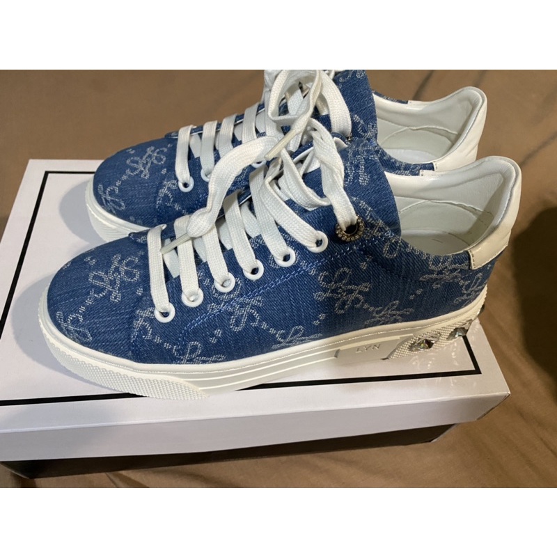 รองเท้าผ้าใบ lyn แท้ ผ้ายีนต์ลายlyn size 36 ชิคๆ คลู ใส่แล้วลุกคุณ สวยปัง