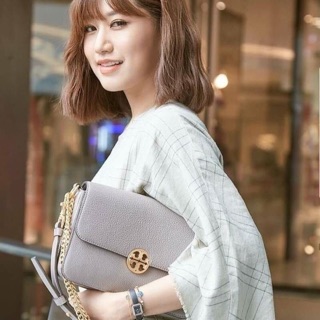 Toryburch chelsea double flap ไม่ใช่รุ่นมินินะคะ ไซส์ 24 cm.