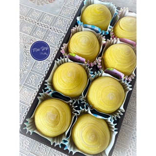 ขนมเปี๊ยะพันชั้น 8 ชิ้น **ไส้ถั่วทองไข่เค็ม** By MaeYing Bakery