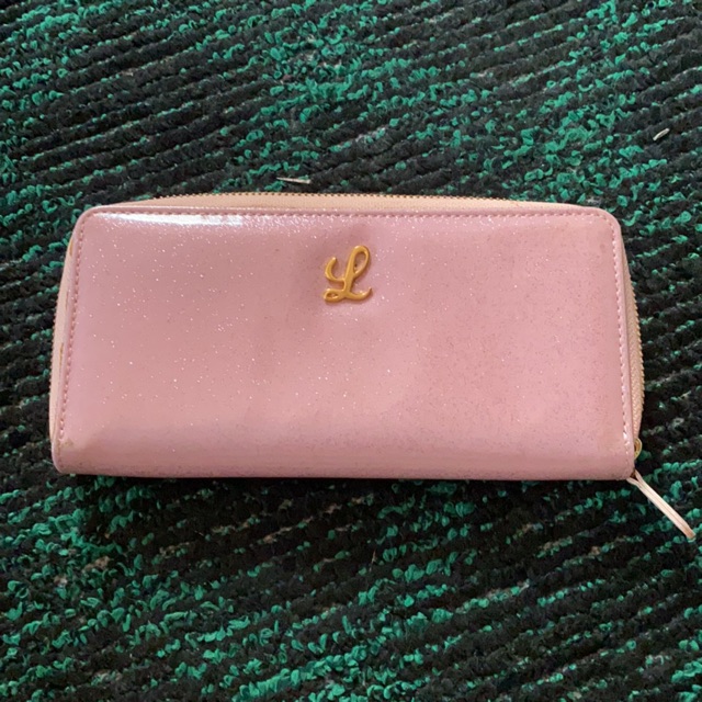 LYN กระเป๋าสตางค์หนังเงาสีชมพูมุก แบรนด์แท้ 💯%