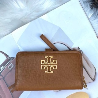 📌TORY BURCH Britten Smartphone Wallet 📌รุ่นใหม่ล่าสุด หนังทั้งใบ มีช่องใส่โทรศัพท์และบัตรต่างๆ โดดเด่นด้วยโลโก้