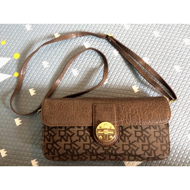 กระเป๋าสะพายข้าง dkny