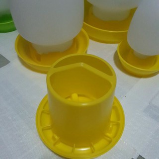 ที่ให้อาหารไก่ขนาดเล็ก(ป้องกันไก่เขี่ย)ขนาดบรรจุ1.5kgสีเหลืองและสีเขียว5ชิ้น235