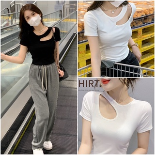 🖤พร้อมส่ง🤍(k18)เสื้อยืด เสื้อครอป แต่งสไตส์ผ่าไหล่เฉียงทันสมัย