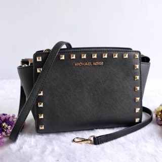 Michael kors selma medium studded messenger สีดำหมุดทอง งานชอป มีถุงผ้าน้า