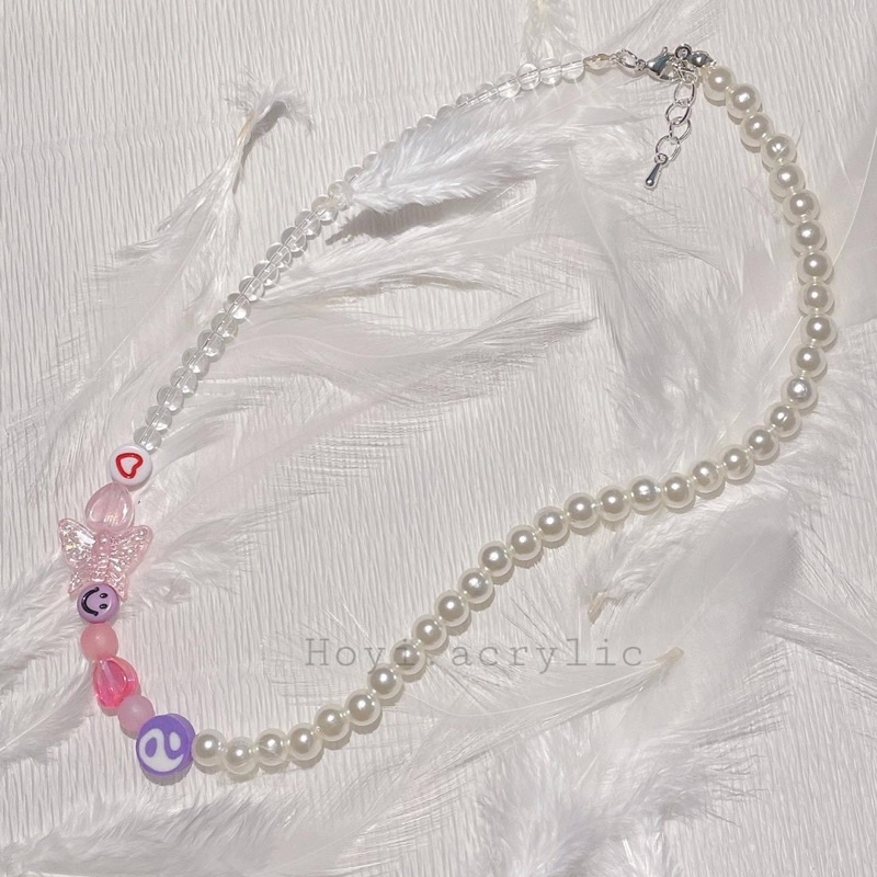 สร้อยคอมุกผสมลูกปัดใสและชาร์มสีชมพูพาสเทล /Hoyi.acrylic