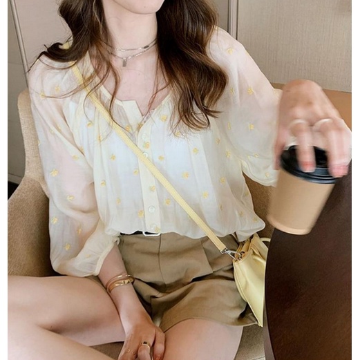 พร้อมส่ง : เสื้อแขนยาวปักลายดอกไม้ใส่สบาย [B20]