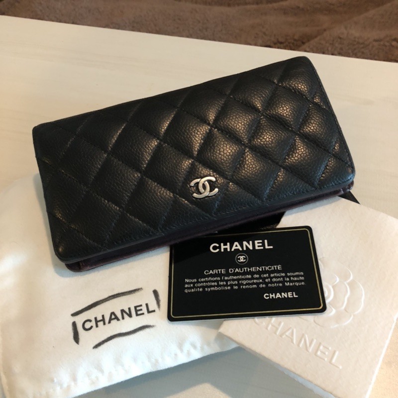 ❌sold❌Used Chanel bi-fold wallet holo179 สภาพโดยรวมยังดูดี มีร่องรอยการใช้งานบ้างนะคะ หนังนิ่มลง