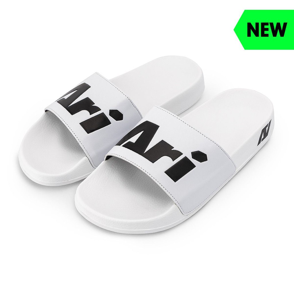 ARI SLIDE SANDALS - WHITE/BLACK รองเท้าแตะแบบสวม ตกแต่งด้วยโลโก้ Ari