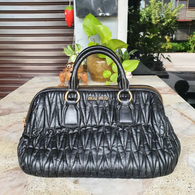 กระเป๋า Miu miu matelasse lampskin medium handbag (ของแท้มือสอง)