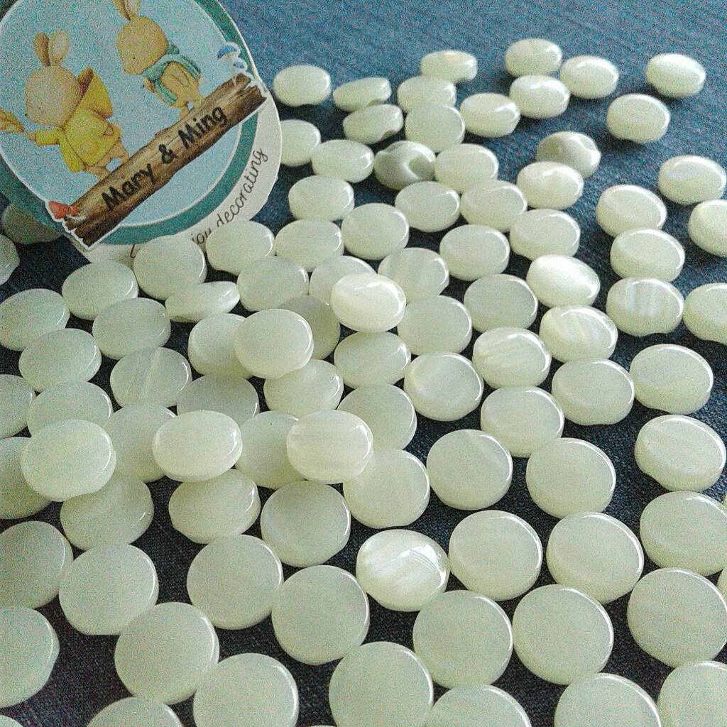 กระดุมพลาสติค เนื้อมุก Korea Button ขนาด 11 มิล ชุด 6 เม็ด 24 บาท