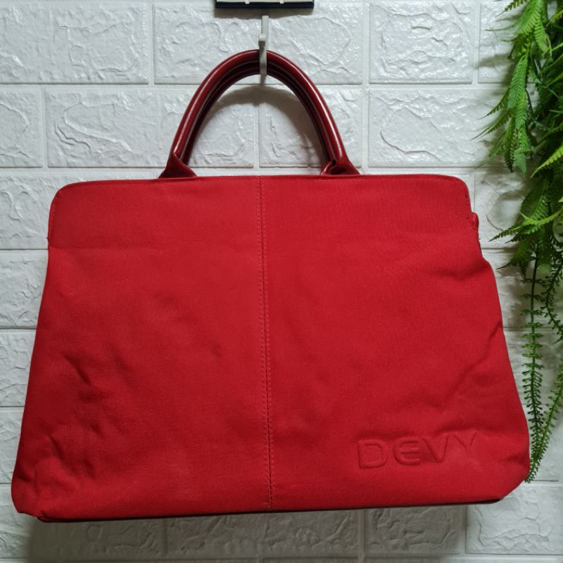 กระเป๋าถือ Devy ใส่ Labtop Tablet กว้าง 16 สูง 10 ก้น 4 นิ้ว ราคา 350 บาท