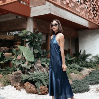 Silkเดรสทรงคล้องคอ ใส่แล้วสวยหุ่นดี Classy รุ่น Cara dress สี Navy