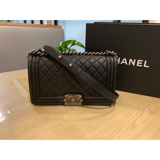 Used vary good condition Chanel boy 10 holo23