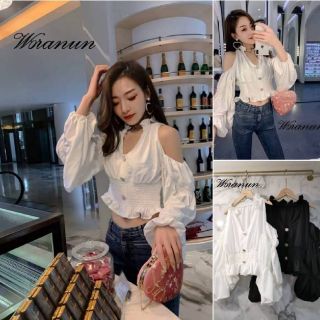 เสื้อเปิดไหล่ผ้าไหมเกาหลีแต่งกระดุมหัวใจน่ารักมาก ช่วงเอวดึงยางสม็อกเวลาใส่จะเข้ารูป แมทช์คู่กางเกงยีนส์ เริ่ดๆจ้า