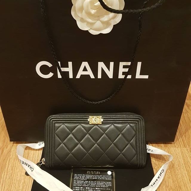 Used Chanel boy wallet zippy holo21