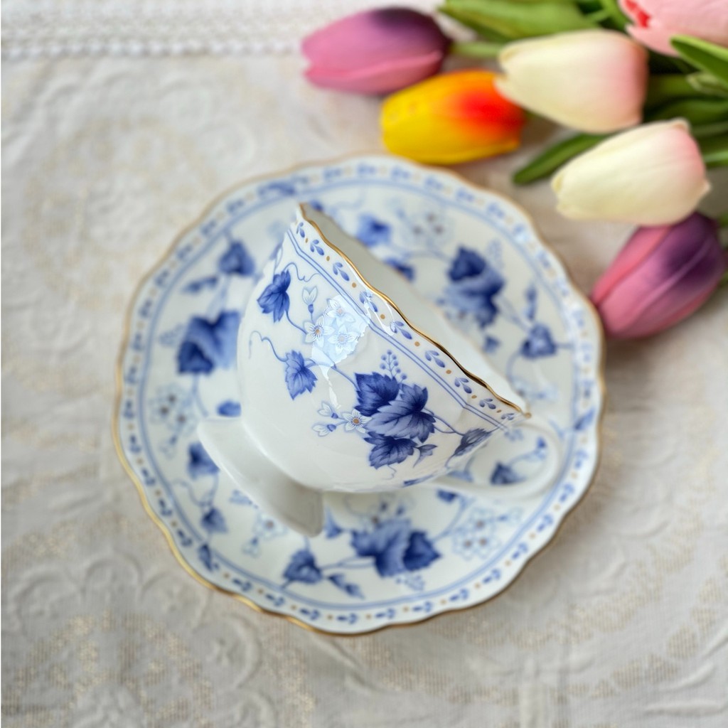 ชุดแก้วชากาแฟ Narumi Bone China Made in Japan Cup and Saucer ลาย Ivy สีน้ำเงิน Blue and White ขอบทองเต็มใบสวยมาก