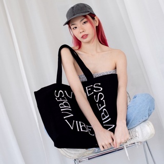 ✨HOT✨Vibes.brandd🌥Everyday of the week Box Tote bag (Black)🖤กระเป๋าผ้าแคนวาส ทรงกล่อง มีก้น สีดำ