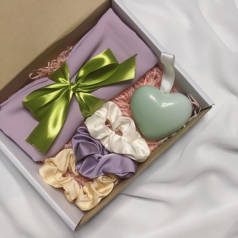 Lovely Shawl กล่องวันเกิดครบรอบจบด้วย Scrunchies & HERSHEYS Kisses Chocolate