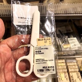 Muji กรรไกรสเตนเลส สีขาว ขนาด 10.5 ซม.ใส่ในกล่องดินสอได้ - รับหิ้วร้านมูจิ ส่งไว