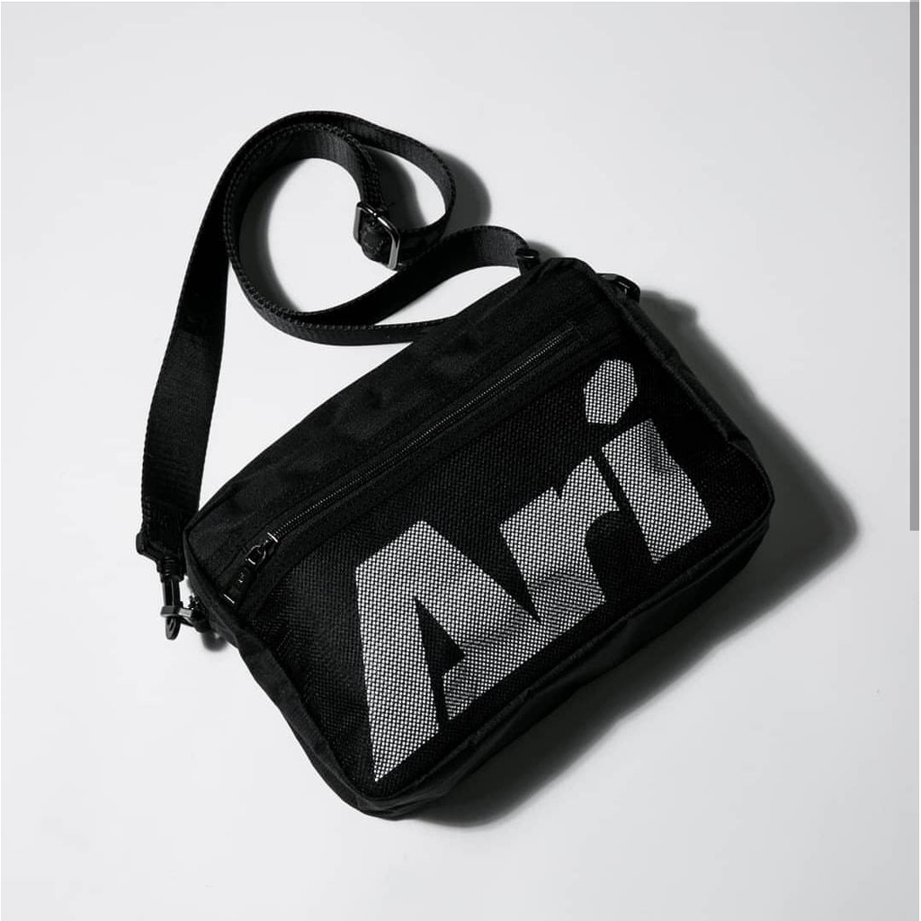 กระเป๋าสะพายข้าง ARI SIDE POUCH BAG - OS - BLACK/WHITE
